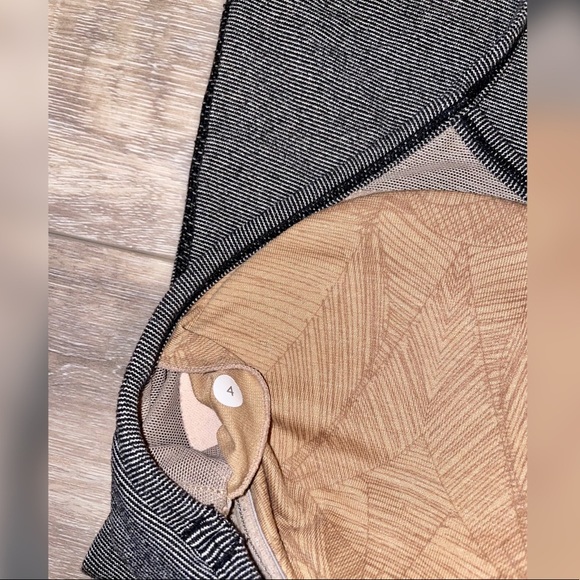 Lululemon Athletica power Y tank black pin stripes Size 4 - Picture 8 of 8